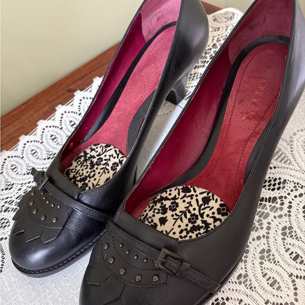 AEROSOLES Black Leather Heels with Red Insole

Very good pre-owned condition